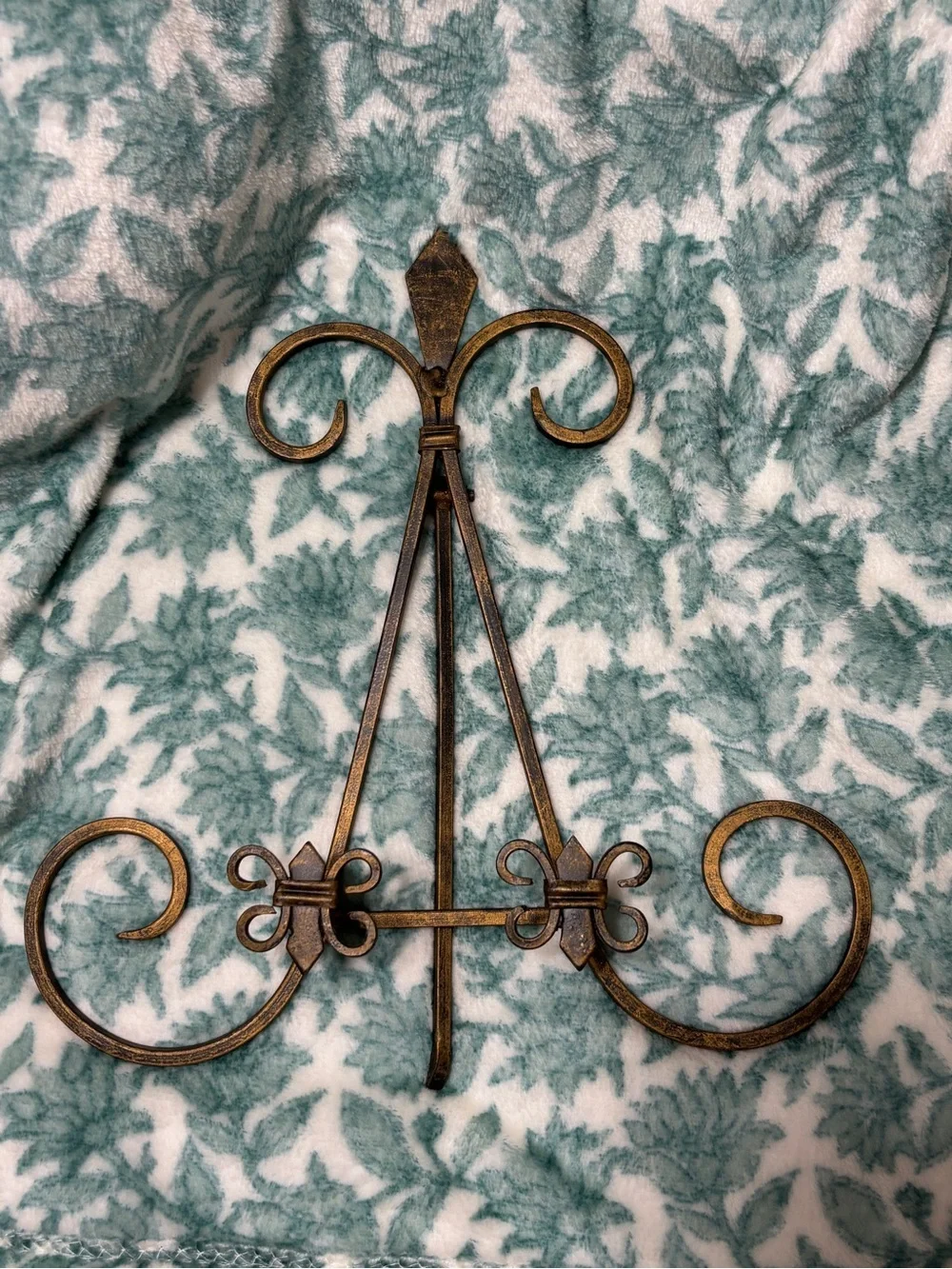 Decorative Metal Easel in Antique Bronze 12”x11”x7”. Holds plates / Art / Books